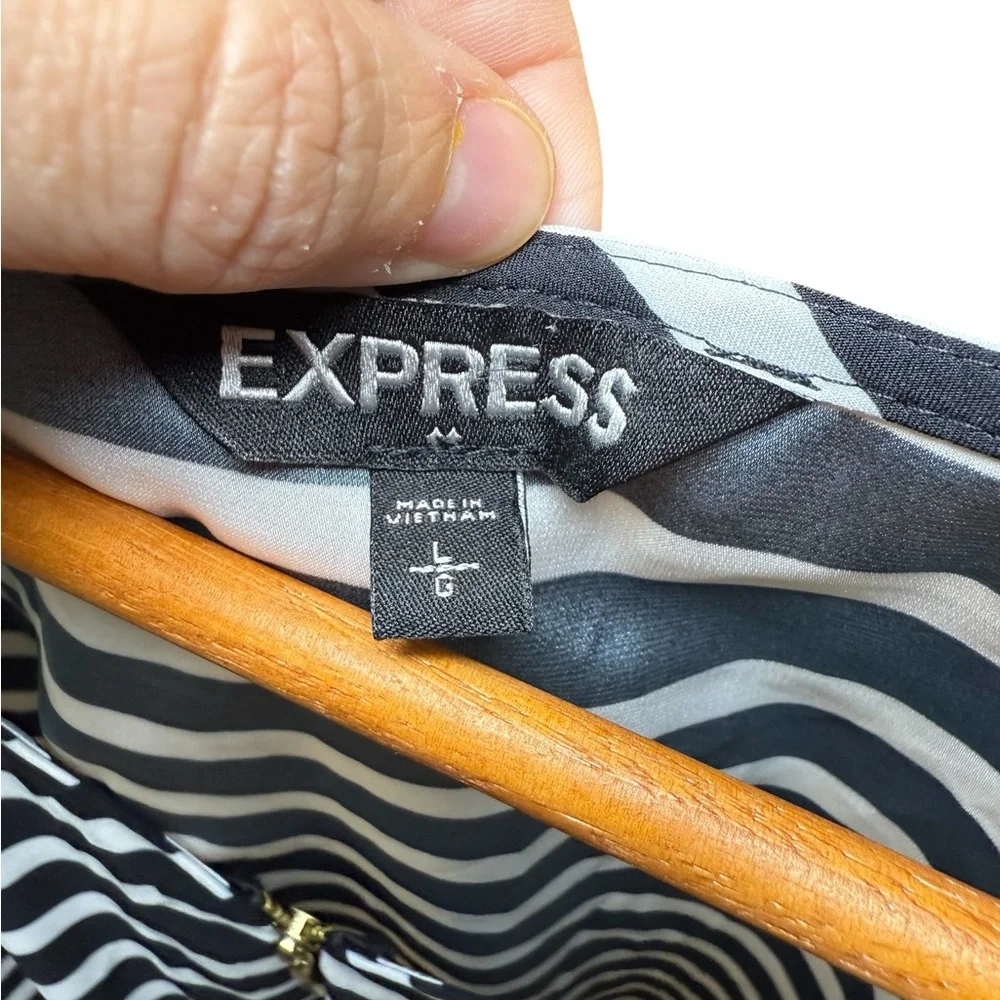 Express Black White Striped Blouse Women’s Large Top Zipper Detail - Picture 4 of 5